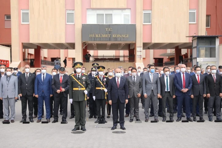 Mardin’de 29 Ekim Cumhuriyet Bayramı Coşkusu Çelenk Sunma Töreniyle Başladı