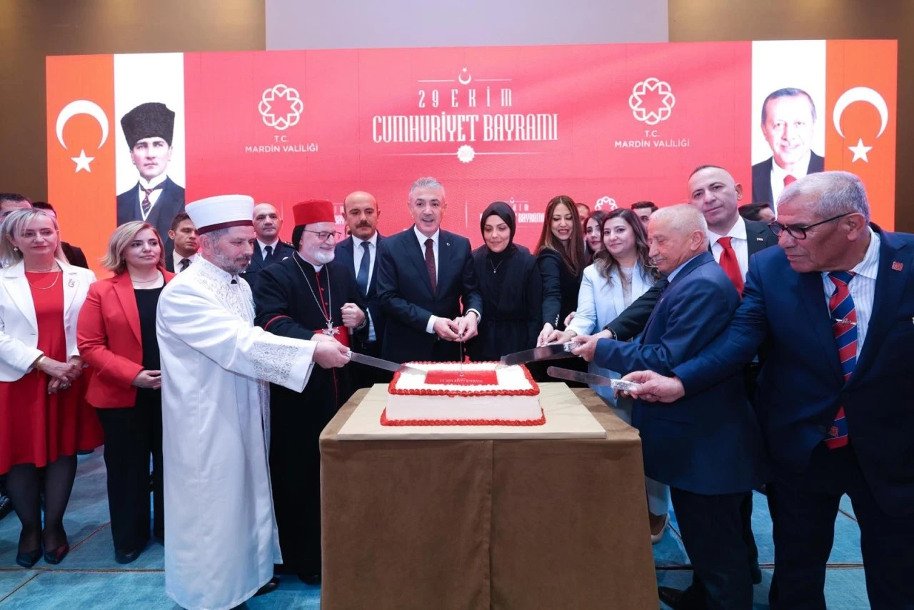Mardin'de  Cumhuriyet Bayramı Resepsiyonunda renkli g&ouml;r&uuml;nt&uuml;ler, Cumhuriyet Pastasını Metropolit ve M&uuml;ft&uuml; birlikte kesti