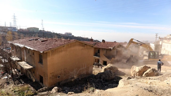 Mardin’de Tarihi Dokuyu Bozan Betonarme Binaların Yıkımı Devam Ediyor