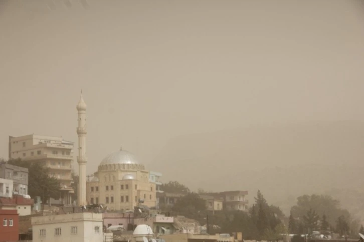 Mardin'de toz fırtınası hayatı olumsuz etkiliyor
