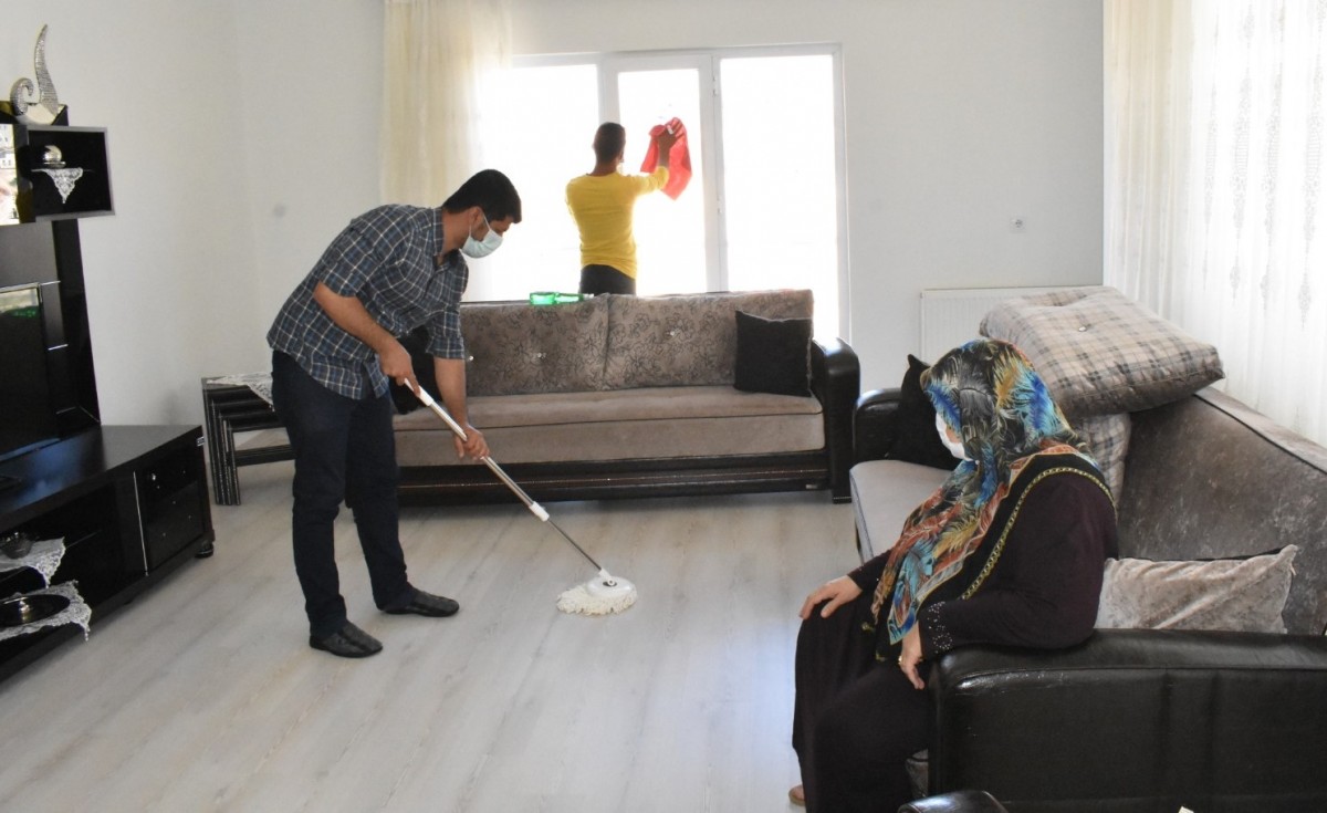 Mardin’de Yaşlı Vatandaşların Evlerinde Bayram Temizliği 