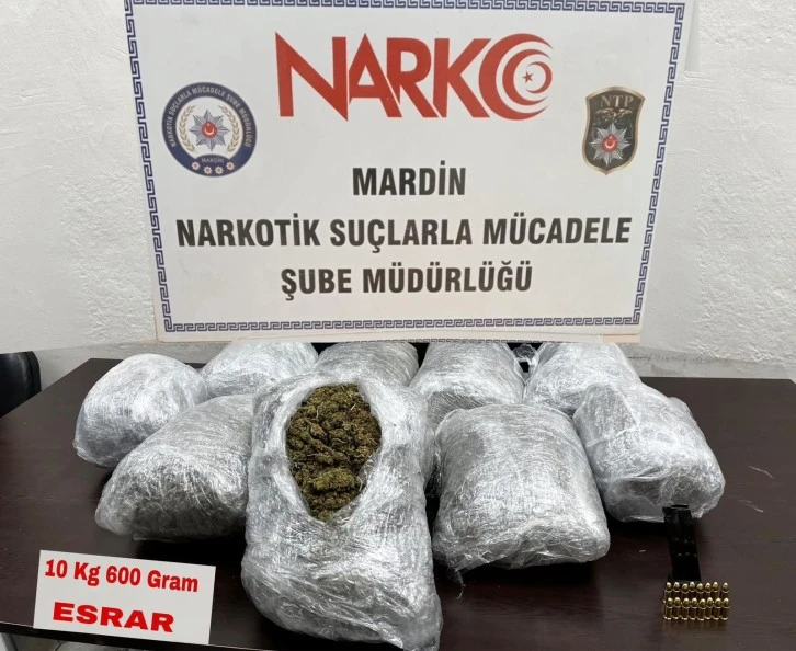 Mardin Polisi dur ihtarına uymayan araçta 10 esrar ele geçirdi.