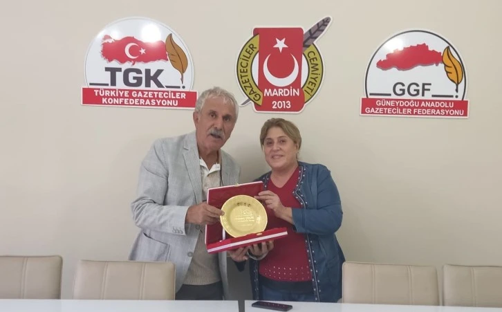 MOKİD Başkanından, Gazeteci Çelik’e plaket