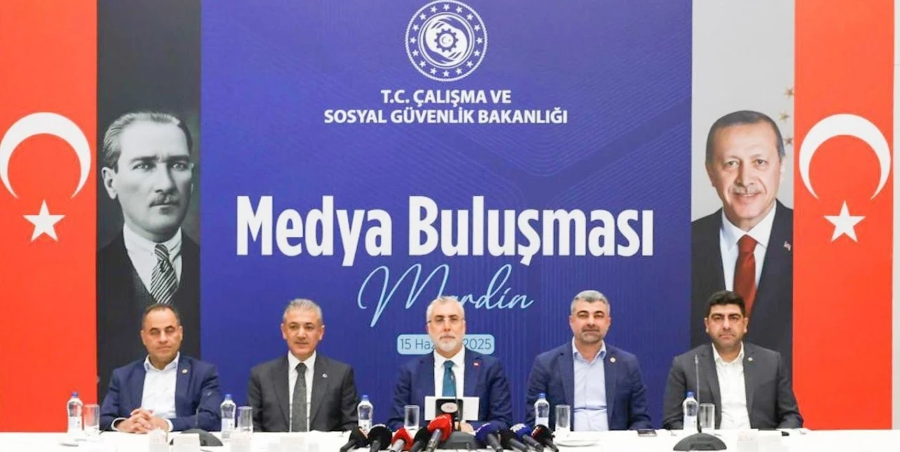 Bakan Işıkhan, Mardin'de &quot;Medya Buluşması&quot;ın gazetecilerin sorularını cevapladı