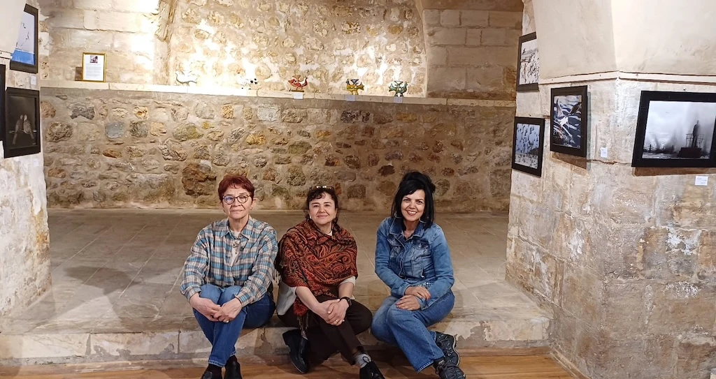 Mardin&rsquo;de Sanatın İki Dili Buluştu: &ldquo;Kuşlar ve Kilden Hik&acirc;yeler&rdquo; Sergisi A&ccedil;ıldı