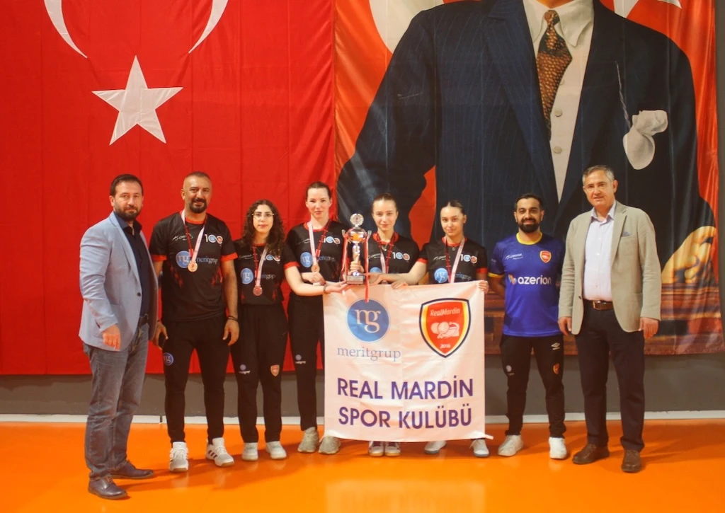 MASA TENİSİNDE MERİT GRUP REAL MARDİN RÜZGARI ESTİ