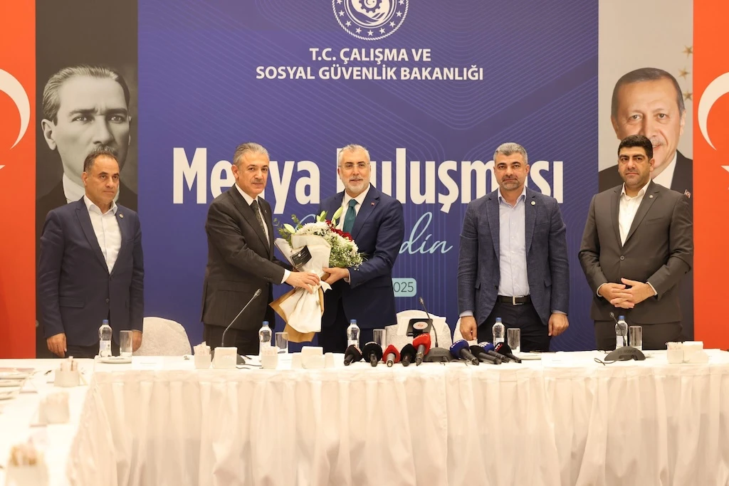 Bakan Işıkhan, Mardin'de &quot;Medya Buluşması&quot;ın gazetecilerin sorularını cevapladı