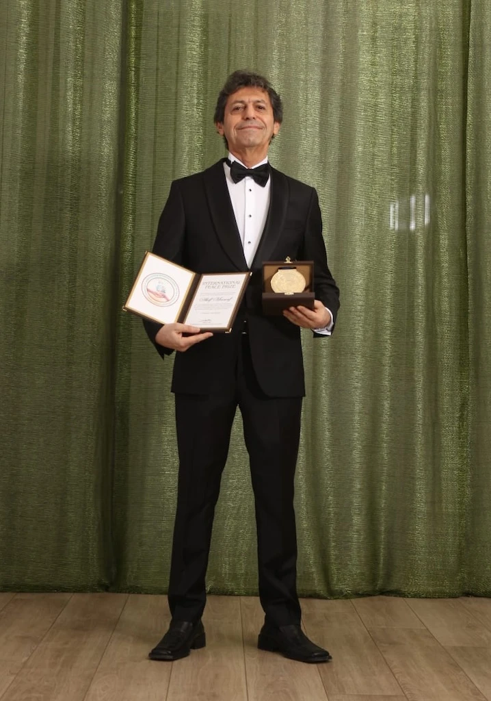 Yazar Akif Manaf 2025 Yılı International Peace Prize &Ouml;d&uuml;l&uuml;&rsquo;n&uuml; Aldı