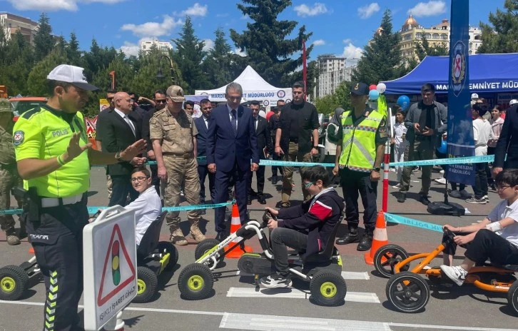 Öğrenciler için  trafik kuralları standı açıldı.