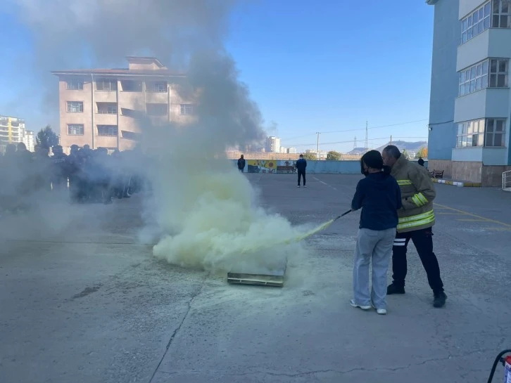 Öğretmen ve Öğrencilere Yangın Söndürme Eğitimi