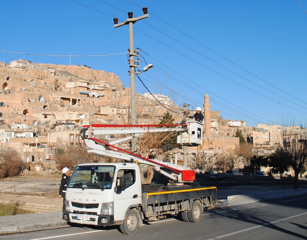 Tarihi Kente Modern Dokunuş:Dicle Elektrik Mardin&rsquo;de Aydınlatma Altyapısını G&uuml;&ccedil;lendirdi