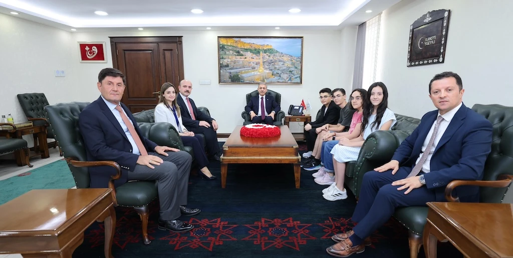 Vali Akkoyun, LGS Türkiye Birincisi Öğrencileri Makamında Ağırladı 