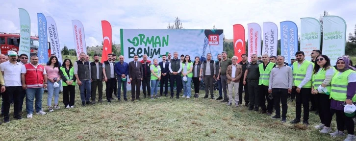 Vali Akkoyun "Orman Benim" etkinliğinde öğrencilerle fidan dikti