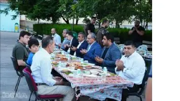 Kız imam hatip lisesinden y&uuml;zlerce kişiye iftar yemeği