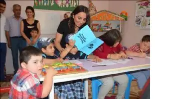 Engelli &ouml;ğrencilerin karne sevinci