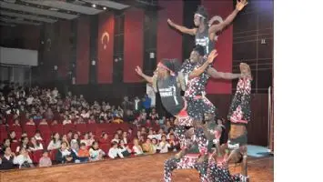 &Ouml;ğrenciler i&ccedil;in Arena Akrobasi G&ouml;sterisi..