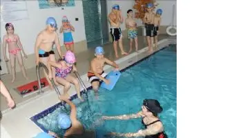 &Ouml;ğrenciler Kapalı Havuzda Y&uuml;zme &Ouml;ğreniyor
