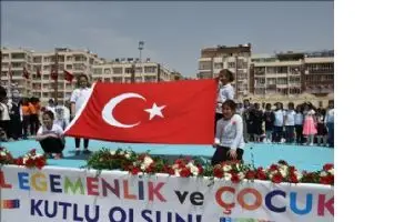 &Ccedil;ocukların bayramı &ccedil;ocukların oyunlarıyla renklendi