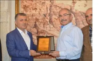 Mardinli hububat&ccedil;ılardan Vali Yaman&acute;a plaket
