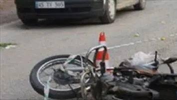 Kamyonete &ccedil;arpan motosikletli hayatını kaybetti