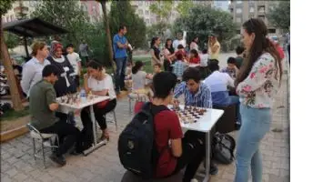 Mardin&acute;de Sokakta Satran&ccedil; Var Projesi
