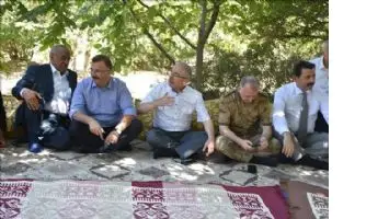Mardin valisine y&uuml;zyıllık &ccedil;ınar altında huzur yemeği