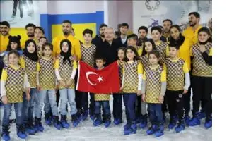 16 Bin &Ouml;ğrenci Buz Pistinde Pateni &Ouml;ğrendi