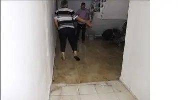 Nusaybin&acute;de kanalizasyon borusu patladı evleri su bastı