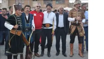 Festivale ok&ccedil;ular renk kattı