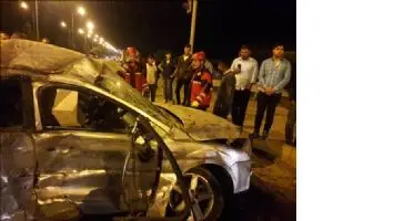 Saman y&uuml;kl&uuml; tır otomobili bi&ccedil;ti: 2 yaralı