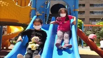 Sokağa &ccedil;ıkan &ccedil;ocuklar parklara koştu