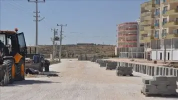 Midyat&acute;ta tozlu ve taşlı yol i&ccedil;in &ccedil;alışma başladı