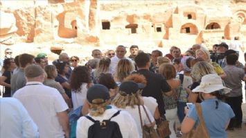 Bakan Ersoy, Mardin´de tarihi yerleri gezdi