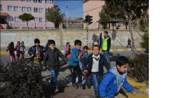 Ömerli İlçesinde Okul Yolu Tehlike Saçıyor..