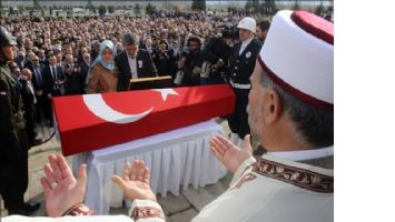 Şehit Kaymakam için valilik önünde tören düzenlendi