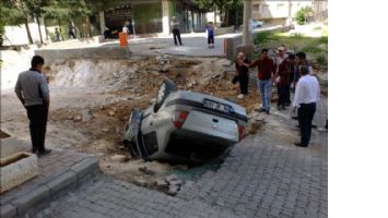 OTOMOBİL YOL ÇALIŞMASI İÇİN KAZILAN ÇUKURA DÜŞTÜ: 2 YARALI