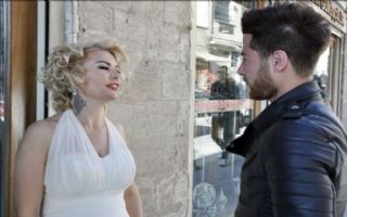 Mardin´in Marilyn´i kolları ?Evet´ için sıvadı