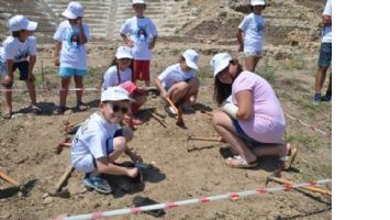 Küçük arkeologlar iş başında