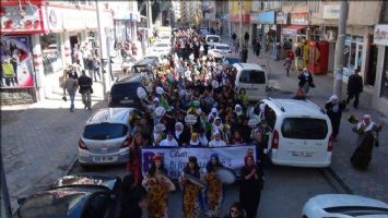 Kızıltepe&#039;de, Dünya Kadınlar Günü yürüyüşü