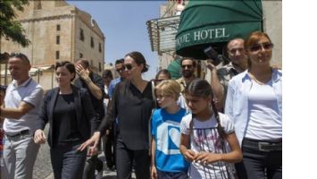 Angelina Jolie, çarşıyı gezdi