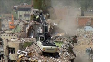 Nusaybin´de hasarlı binaların yıkımına başlandı