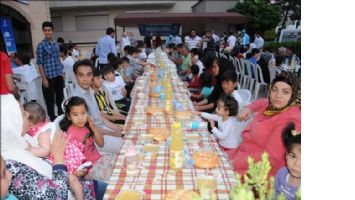 Mardin´deki sığınmacılar &quot;İyilik Sofrası´´nda iftar açtı