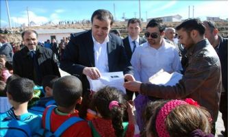 Kaymakam Bingöl, Suriyeli ve Iraklı öğrencilerle birlikte karne sevincini yaşadı