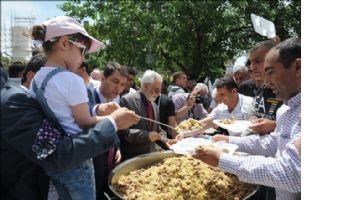 Mardin´de Beş Bin Kişiye Etli Bulgur İkram edildi.