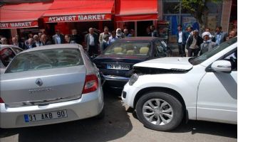 Midyat&#039;ta Irak plakalı Jeep park halindeki otomobillere çarptı