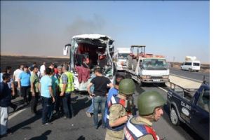 Yolcu otobüsü ile tanker çarpıştı: 2 ölü 13 yaralı