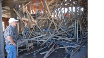 Camide inşaat iskelesi çöktü: 5 yaralı