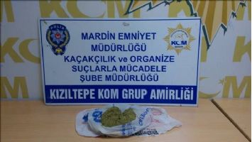 Polis 1 kilo 957 gram esrar ele geçirdi.