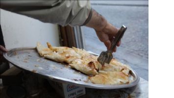 Suriyeli mülteci tatlı yaparak geçimini sağlıyor