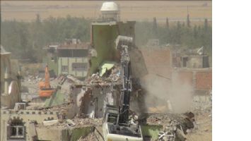 Nusaybin´de ağır hasarlı yapıların yıkımı sürüyor